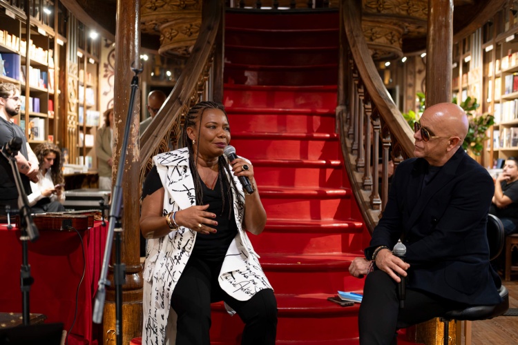 Margareth Menezes enchants Livraria Lello with spoken concert